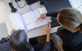Mitarbeiter der PV Ansperger mbH bei der Arbeit am Schreibtisch